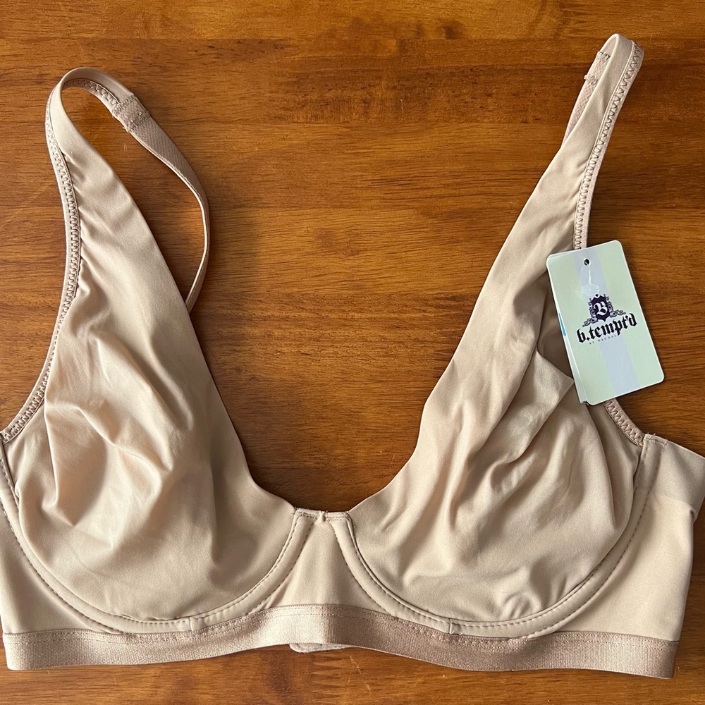 B.tempt’d Nearly Nothing Plunge Underwire Bra 32C NWT Wacoal Be Tempted Beige